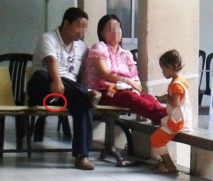 Vô tư hút thuốc cạnh bảng cấm - 2 Vô tư hút thuốc cạnh bảng cấm - 2