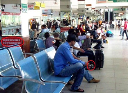 Vô tư hút thuốc cạnh bảng cấm - 3 Vô tư hút thuốc cạnh bảng cấm - 3