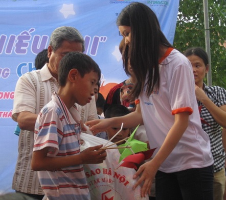 Á hậu Thụy Vân vui Tết thiếu nhi cùng trẻ em làng Hữu Nghị - 7 Á hậu Thụy Vân vui Tết thiếu nhi cùng trẻ em làng Hữu Nghị - 7