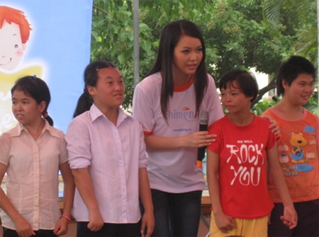 Á hậu Thụy Vân vui Tết thiếu nhi cùng trẻ em làng Hữu Nghị - 3 Á hậu Thụy Vân vui Tết thiếu nhi cùng trẻ em làng Hữu Nghị - 3