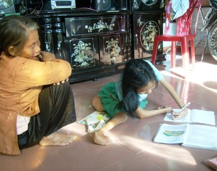 Cô bạn tật nguyền ham mê học chữ, vẽ tranh - 6