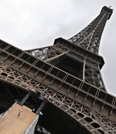 Cú nhảy thót tim từ tháp Eiffel - 3 Cú nhảy thót tim từ tháp Eiffel - 3
