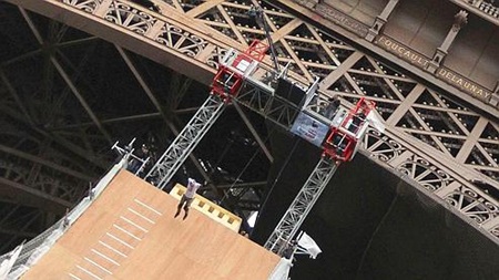 Cú nhảy thót tim từ tháp Eiffel - 6 Cú nhảy thót tim từ tháp Eiffel - 6