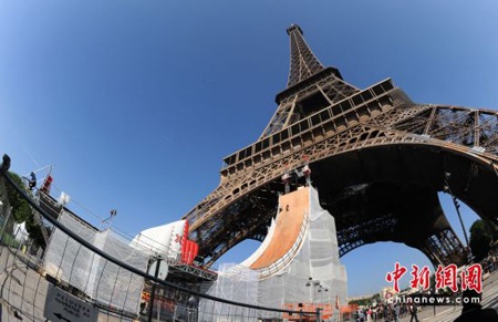 Cú nhảy thót tim từ tháp Eiffel - 1 Cú nhảy thót tim từ tháp Eiffel - 1