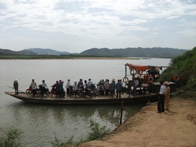 Đảm bảo an toàn cho hơn 400 thí sinh vượt sông đi thi - 1 Đảm bảo an toàn cho hơn 400 thí sinh vượt sông đi thi - 1