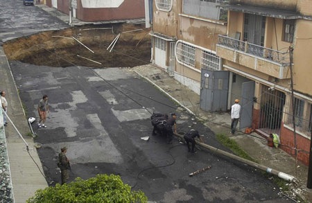 Miệng hố khổng lồ giữa thành phố Guatemala sau mưa bão - 6