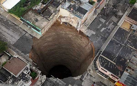 Miệng hố khổng lồ giữa thành phố Guatemala sau mưa bão - 2