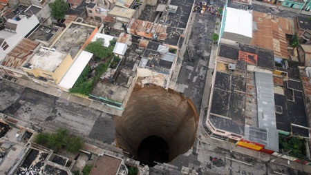 Miệng hố khổng lồ giữa thành phố Guatemala sau mưa bão - 3