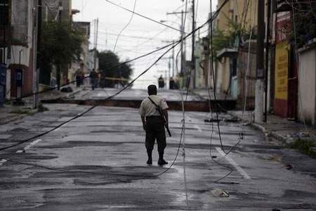 Miệng hố khổng lồ giữa thành phố Guatemala sau mưa bão - 7