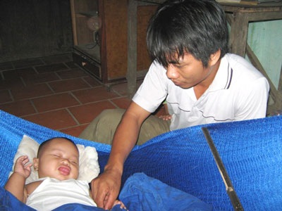 Nỗi bất hạnh của bé bị nội tạng to, mẹ liệt giường vì hậu sản - 1