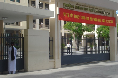 Một thí sinh đến muộn được phép vào phòng thi - 1 Một thí sinh đến muộn được phép vào phòng thi - 1