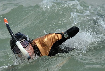 Người cụt tứ chi quyết bơi vượt eo biển  - 2