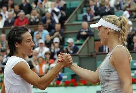 Dementieva may mắn đi tiếp, Schiavone tiễn Wozniacki - 3