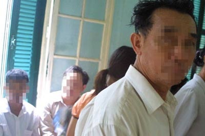 Xếp hàng chờ xét nghiệm ung thư do... thuốc lá - 1