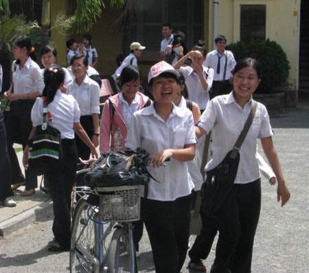 Gợi ý giải đề thi môn Văn tốt nghiệp THPT 2010 - 1 Gợi ý giải đề thi môn Văn tốt nghiệp THPT 2010 - 1