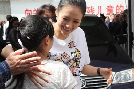 Chương Tử Di rơi lệ trong chuyến đi từ thiện - 10 Chương Tử Di rơi lệ trong chuyến đi từ thiện - 10