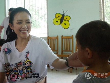 Chương Tử Di rơi lệ trong chuyến đi từ thiện - 11 Chương Tử Di rơi lệ trong chuyến đi từ thiện - 11