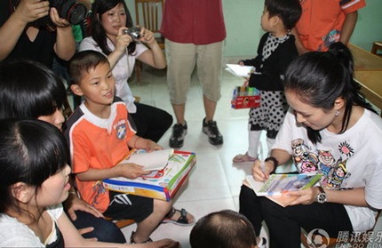 Chương Tử Di rơi lệ trong chuyến đi từ thiện - 12 Chương Tử Di rơi lệ trong chuyến đi từ thiện - 12