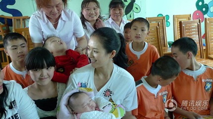 Chương Tử Di rơi lệ trong chuyến đi từ thiện - 13 Chương Tử Di rơi lệ trong chuyến đi từ thiện - 13