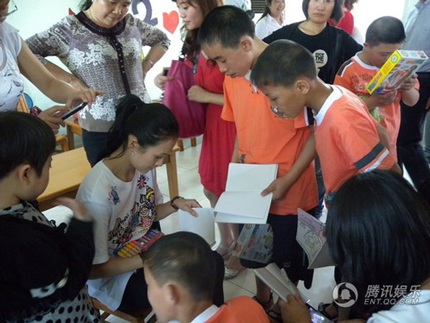 Chương Tử Di rơi lệ trong chuyến đi từ thiện - 14 Chương Tử Di rơi lệ trong chuyến đi từ thiện - 14