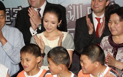 Chương Tử Di rơi lệ trong chuyến đi từ thiện - 7 Chương Tử Di rơi lệ trong chuyến đi từ thiện - 7