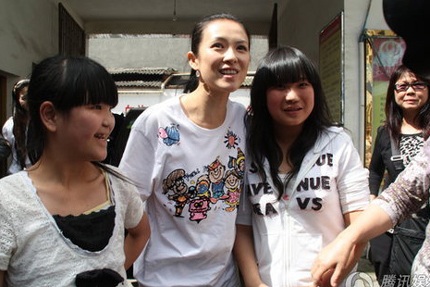 Chương Tử Di rơi lệ trong chuyến đi từ thiện - 9 Chương Tử Di rơi lệ trong chuyến đi từ thiện - 9