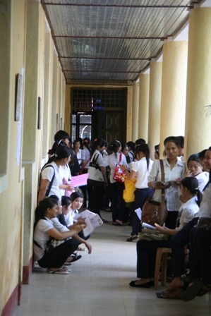 "Chật vật" sĩ tử thi tốt nghiệp tại trường cấp 1 - 3