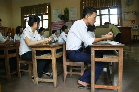 "Chật vật" sĩ tử thi tốt nghiệp tại trường cấp 1 - 6