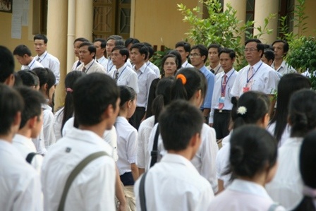 "Chật vật" sĩ tử thi tốt nghiệp tại trường cấp 1 - 2