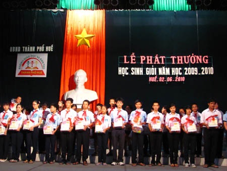 TP Huế: Khen thưởng 1000 học sinh giỏi năm học 2009-2010 - 1 TP Huế: Khen thưởng 1000 học sinh giỏi năm học 2009-2010 - 1