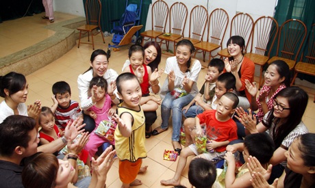 Hoa hậu Trần Thị Quỳnh vui chơi cùng trẻ khuyết tật - 11 Hoa hậu Trần Thị Quỳnh vui chơi cùng trẻ khuyết tật - 11