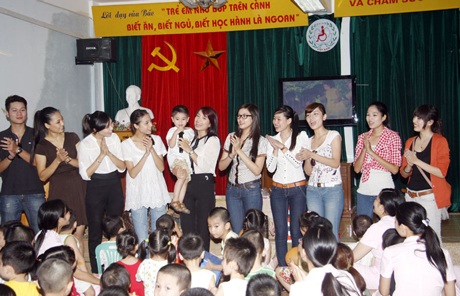 Hoa hậu Trần Thị Quỳnh vui chơi cùng trẻ khuyết tật - 12 Hoa hậu Trần Thị Quỳnh vui chơi cùng trẻ khuyết tật - 12