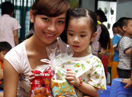 Hoa hậu Trần Thị Quỳnh vui chơi cùng trẻ khuyết tật - 5 Hoa hậu Trần Thị Quỳnh vui chơi cùng trẻ khuyết tật - 5