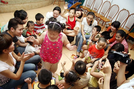 Hoa hậu Trần Thị Quỳnh vui chơi cùng trẻ khuyết tật - 10 Hoa hậu Trần Thị Quỳnh vui chơi cùng trẻ khuyết tật - 10