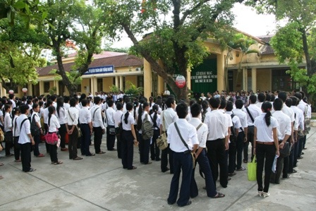 "Chật vật" sĩ tử thi tốt nghiệp tại trường cấp 1 - 1