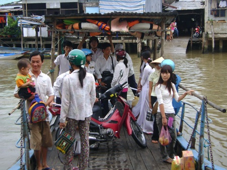 Áo dài qua đò đến trường thi - 3 Áo dài qua đò đến trường thi - 3