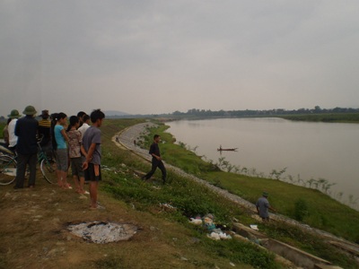 Bé gái chết đuối khi tắm sông cùng cha - 1