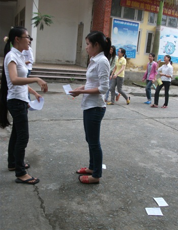 Phao thi trắng sân trường    - 1