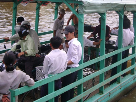 Áo dài qua đò đến trường thi - 2 Áo dài qua đò đến trường thi - 2