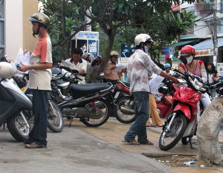 Tờ rơi luyện thi “tấn công” phụ huynh, thí sinh - 1