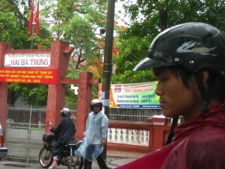 Phụ huynh dầm  mưa chờ con ngoài phòng thi - 1