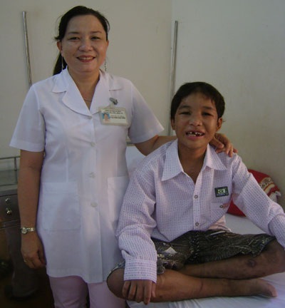 Cậu bé bị hành hạ như thời trung cổ chuyển về nhà mới - 1