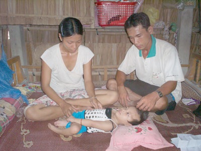 Chỉ mong bé bớt đau đớn - 1 Chỉ mong bé bớt đau đớn - 1