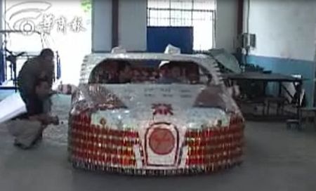 Siêu xe Bugatti làm từ vỏ bao thuốc lá - 1