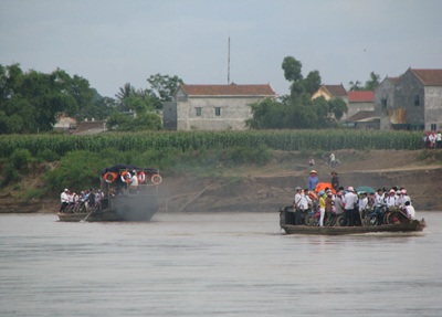 Nghệ An: Thi xong, thí sinh lo ngại khi qua các bến đò - 1