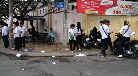 Tờ rơi luyện thi “tấn công” phụ huynh, thí sinh - 2