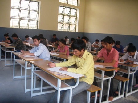 Mang điện thoại vào phòng thi, 1 thí sinh bị đình chỉ  - 1