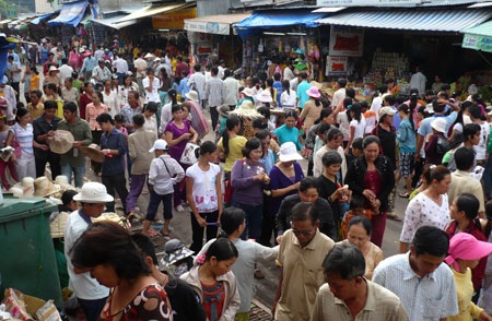 Hàng ngàn người đổ về vía Bà Chúa Xứ  - 1