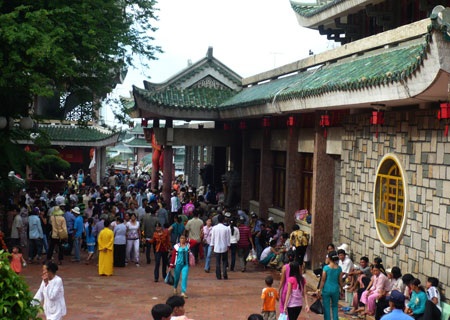 Hàng ngàn người đổ về vía Bà Chúa Xứ  - 2