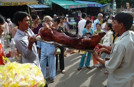 Hàng ngàn người đổ về vía Bà Chúa Xứ  - 3